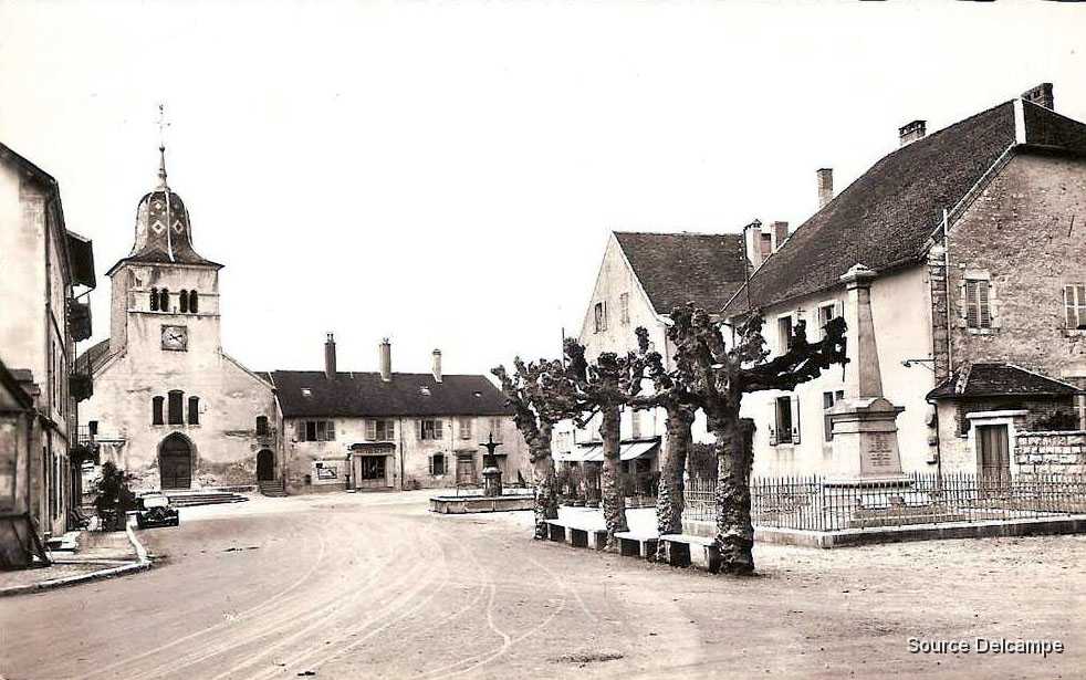 39 Clairvaux les Lacs Place du Commerce.jpg